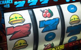 Antarmuka aplikasi mobile beta108 menampilkan dashboard login, menu deposit, dan akses ke Liga 1, kasino langsung, dan slot